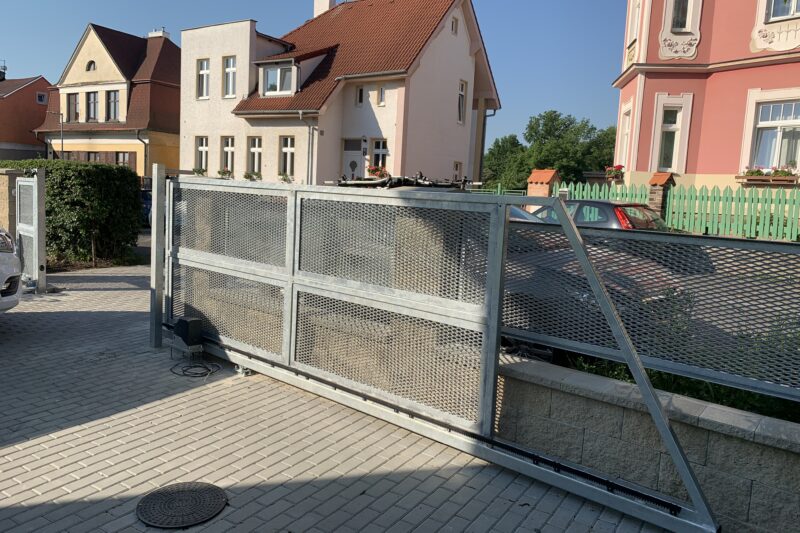 BRÁNY A OPLOCENÍ